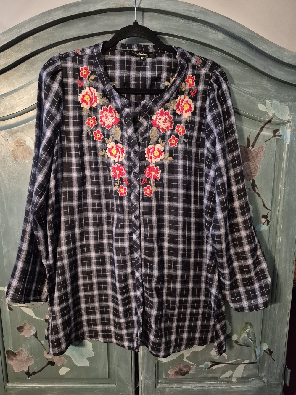 ANDREE BY UNIT Black Plaid Button-Down Shirt with Pink Floral Embroidery